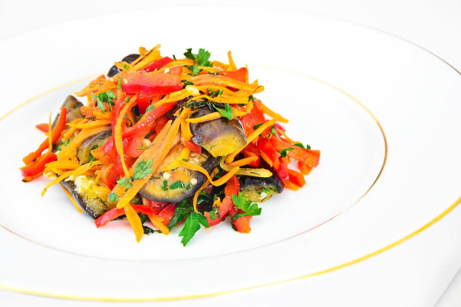 alimentation et alimentation saine. salade d'aubergines, carottes photo