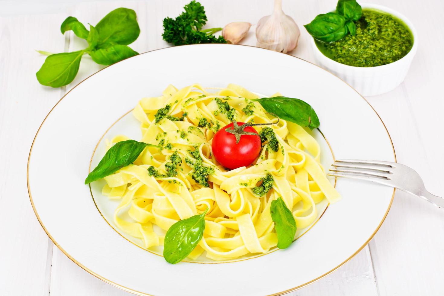 fettuccine et tagliatelles au pesto de basilic photo