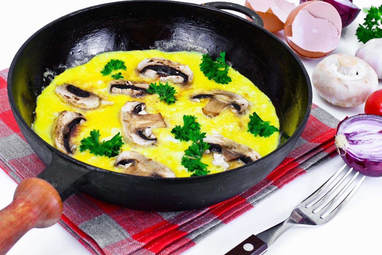 alimentation saine et diététique. oeufs brouillés aux champignons photo