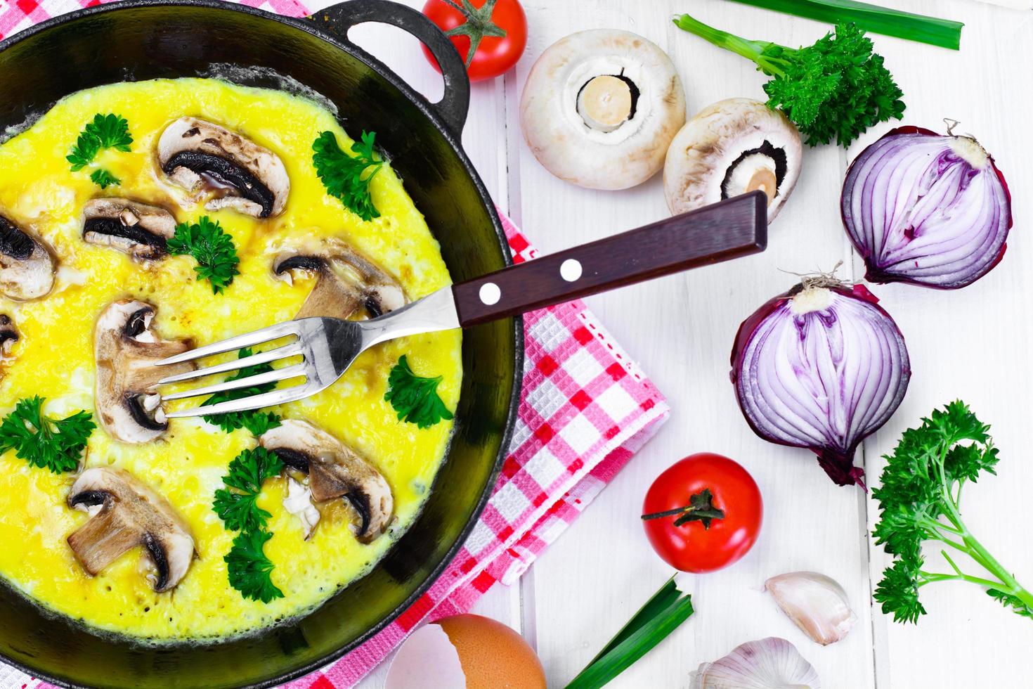 alimentation saine et diététique. oeufs brouillés aux champignons photo