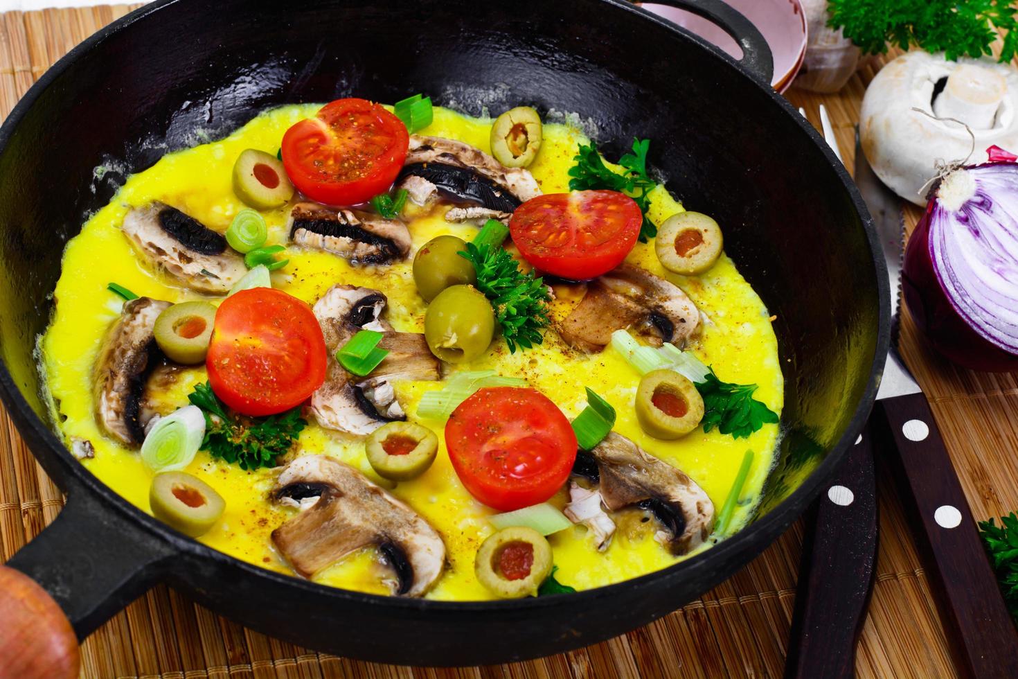 alimentation saine et diététique. oeufs brouillés aux champignons photo