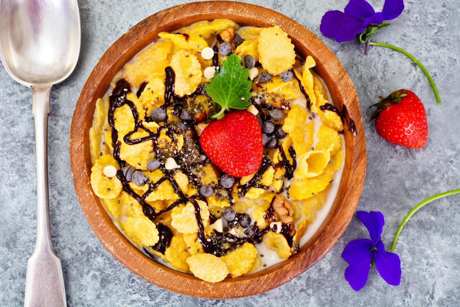 cornflakes à la fraise et au chocolat. petit-déjeuner sain photo