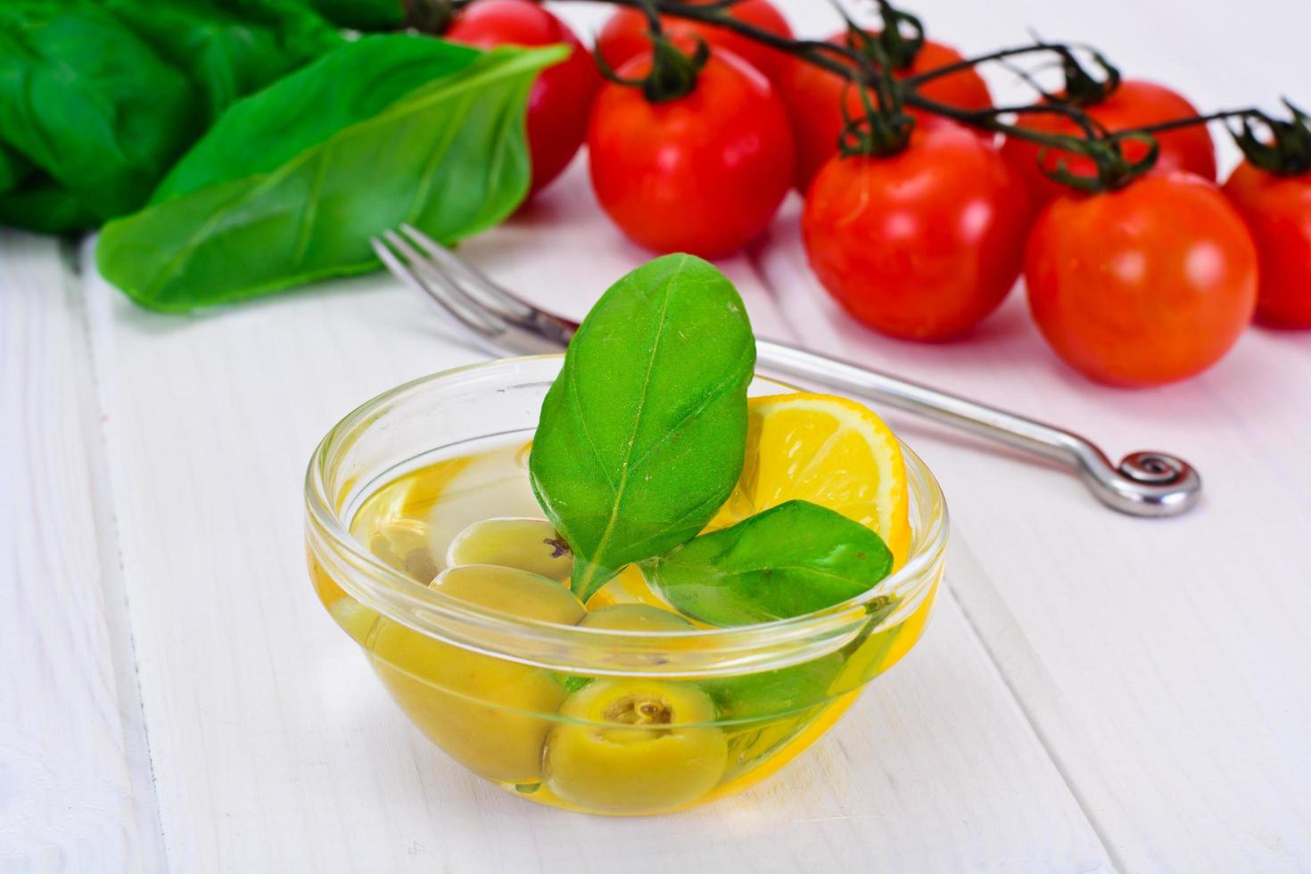 olives vertes à l'huile et au basilic photo