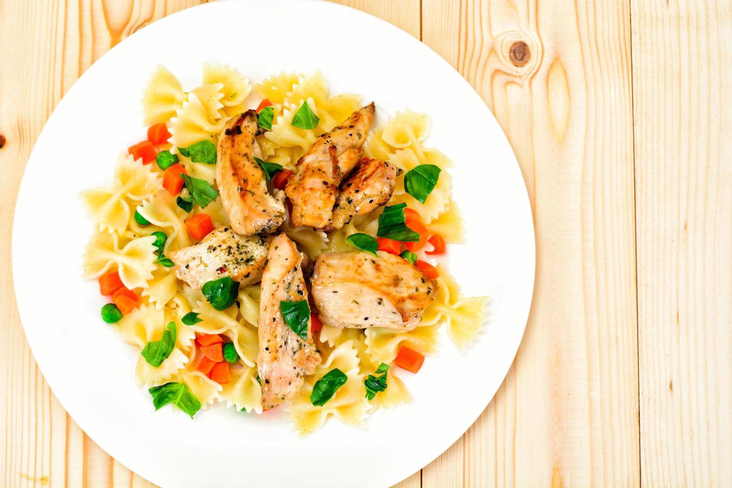 filet de poulet grillé avec des arcs de pâtes photo