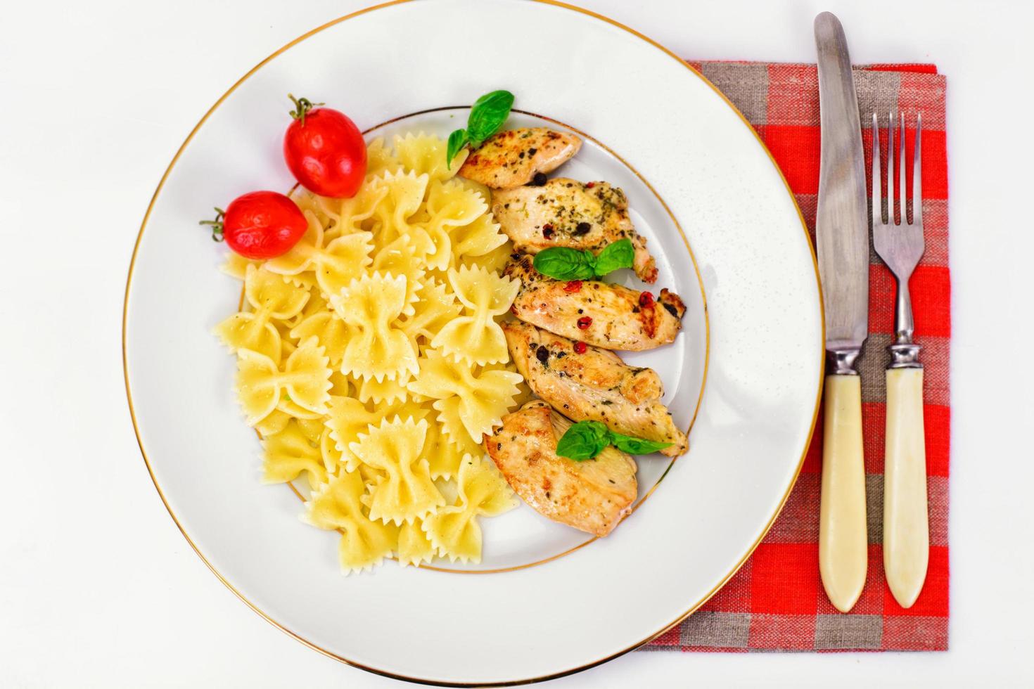 filet de poulet grillé avec des arcs de pâtes photo