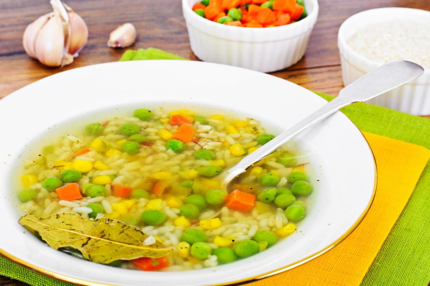 soupe au bouillon de poulet. riz et légumes photo