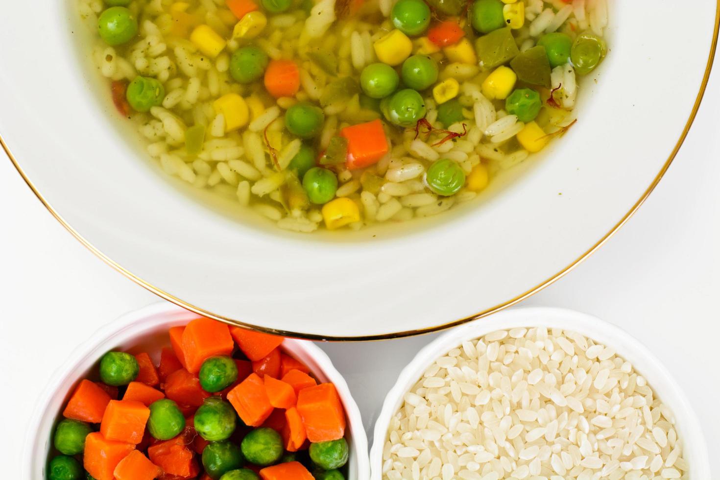 soupe au bouillon de poulet. riz et légumes photo