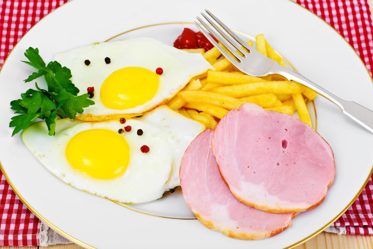 frites avec oeufs brouillés, jambon, ketchup photo