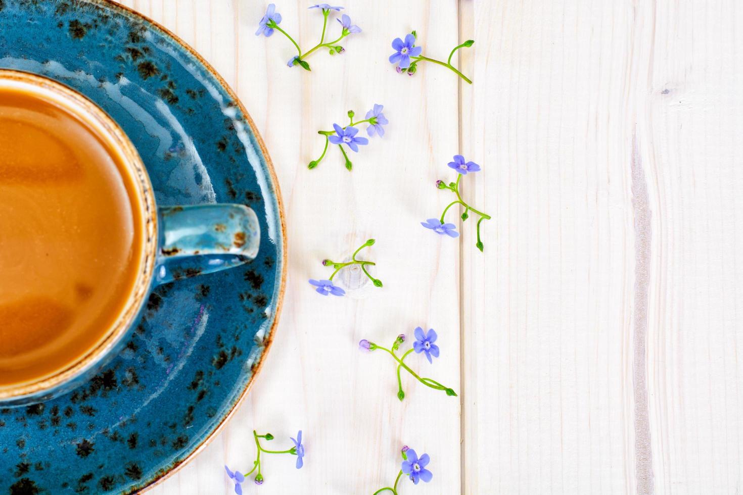 café dans une tasse rétro bleue avec des fleurs photo