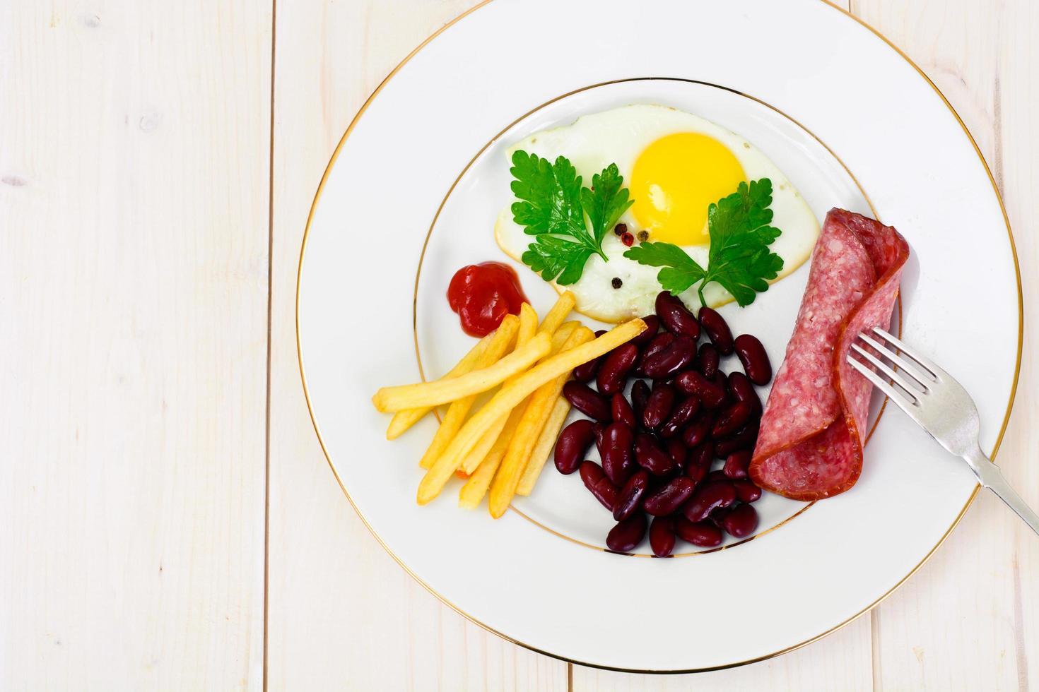 oeuf au plat avec haricots rouges photo