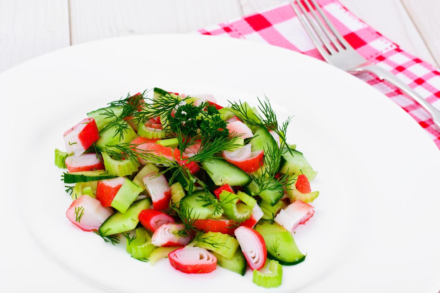 salade de céleri, goberge, concombre, olives vertes et aneth photo