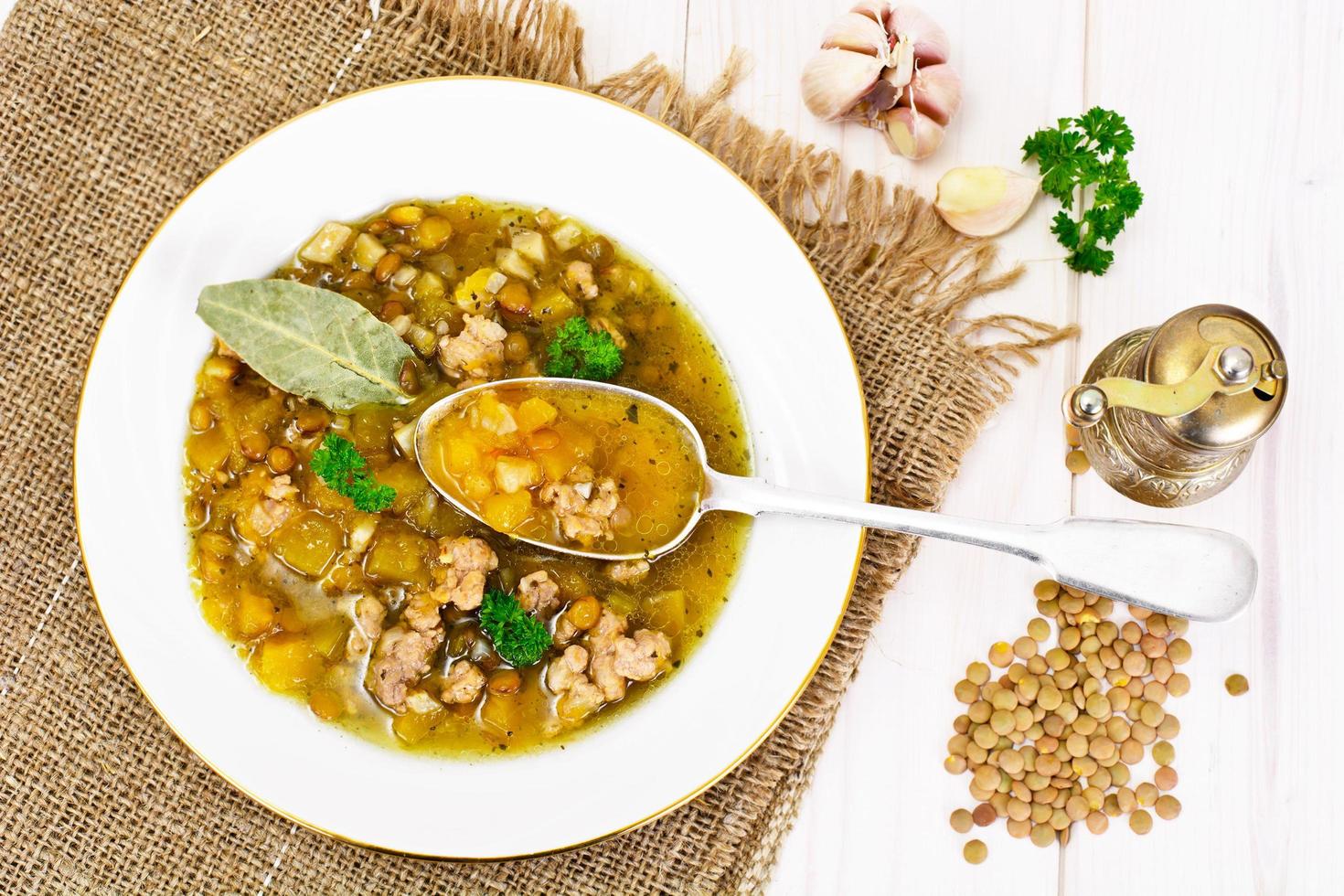 soupe de lentilles avec viande hachée, céleri-rave, potiron, oignon photo