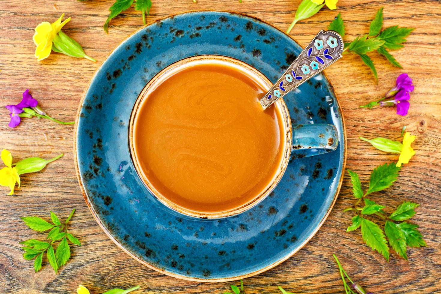 café dans une tasse rétro bleue avec des fleurs photo