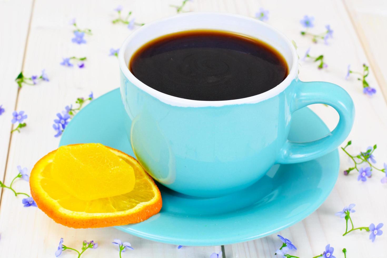 café dans une tasse rétro bleue avec des fleurs photo