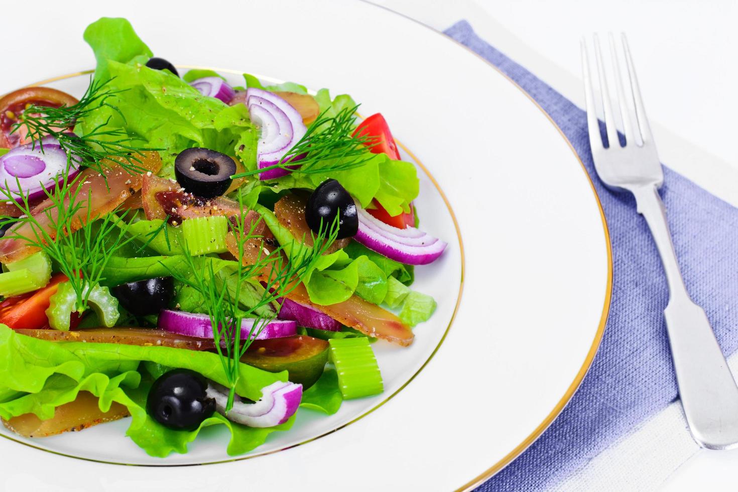 laitue avec tomate kumata, viande séchée, céleri et olives photo