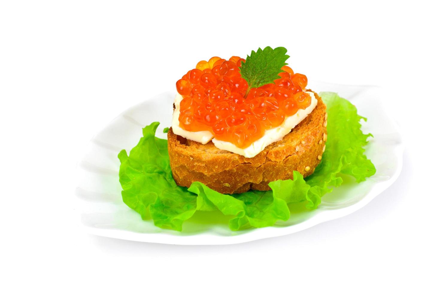 sandwich au caviar de saumon, beurre, salade sur baguette photo