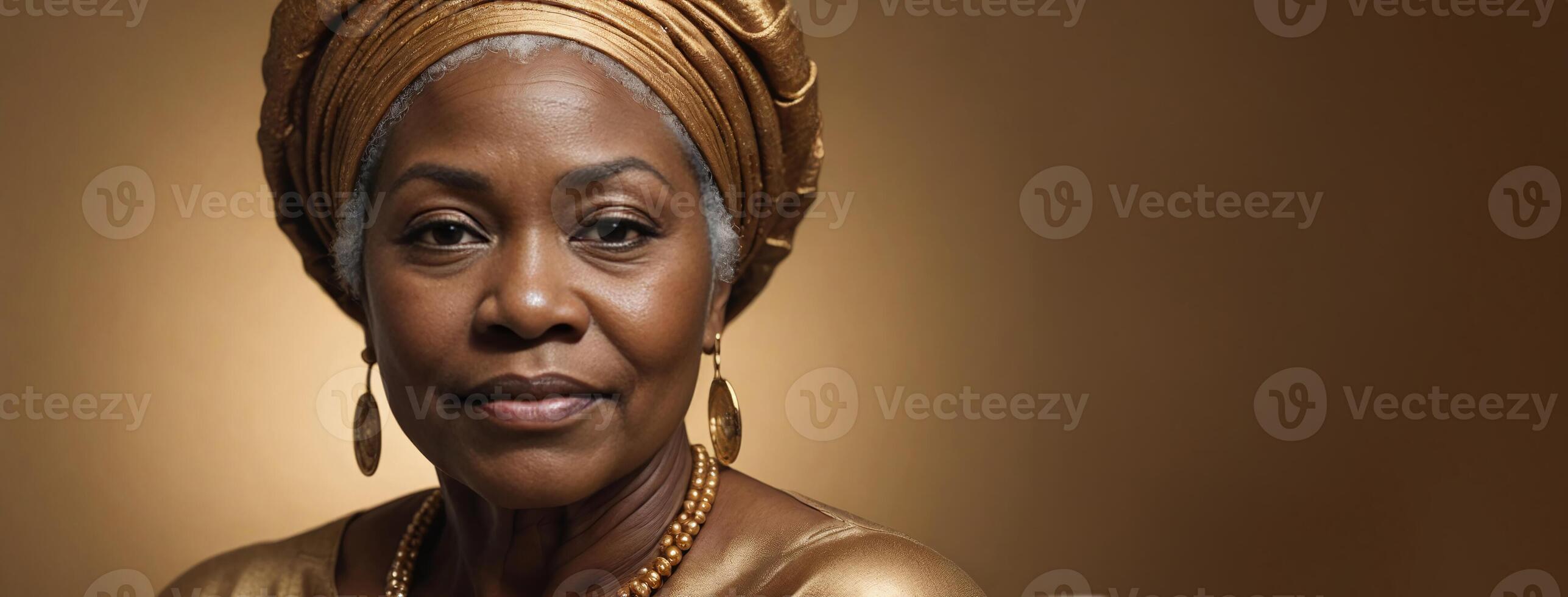 africain américain Années 60 personnes âgées femme isolé sur une or Contexte avec copie espace. photo