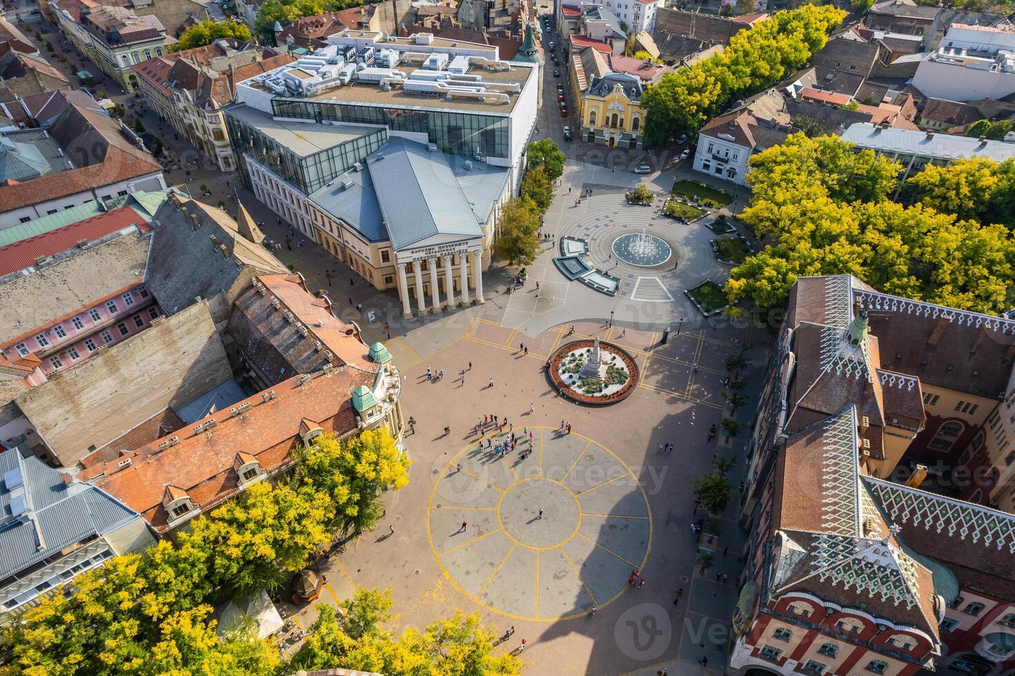 centre carré dans de face de le théâtre dans subotica photo