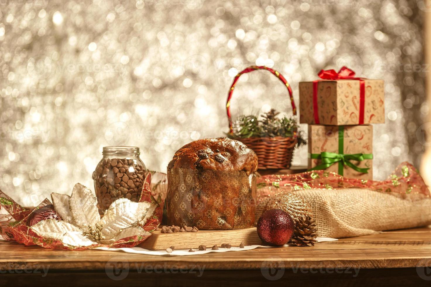 Panettone au chocolat sur table en bois avec des décorations de Noël photo