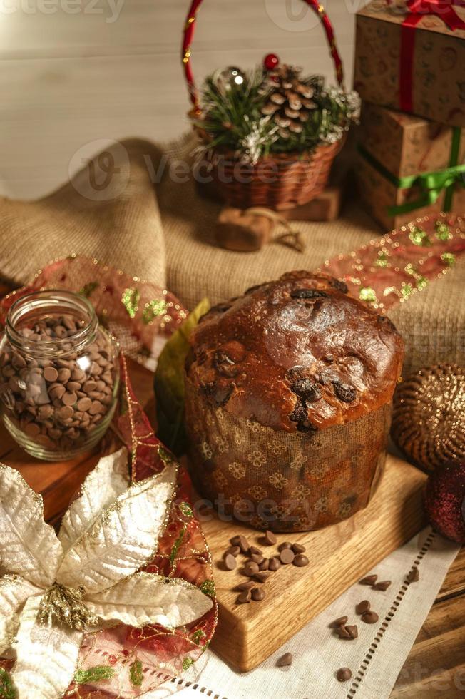 Panettone au chocolat sur table en bois avec des décorations de Noël photo