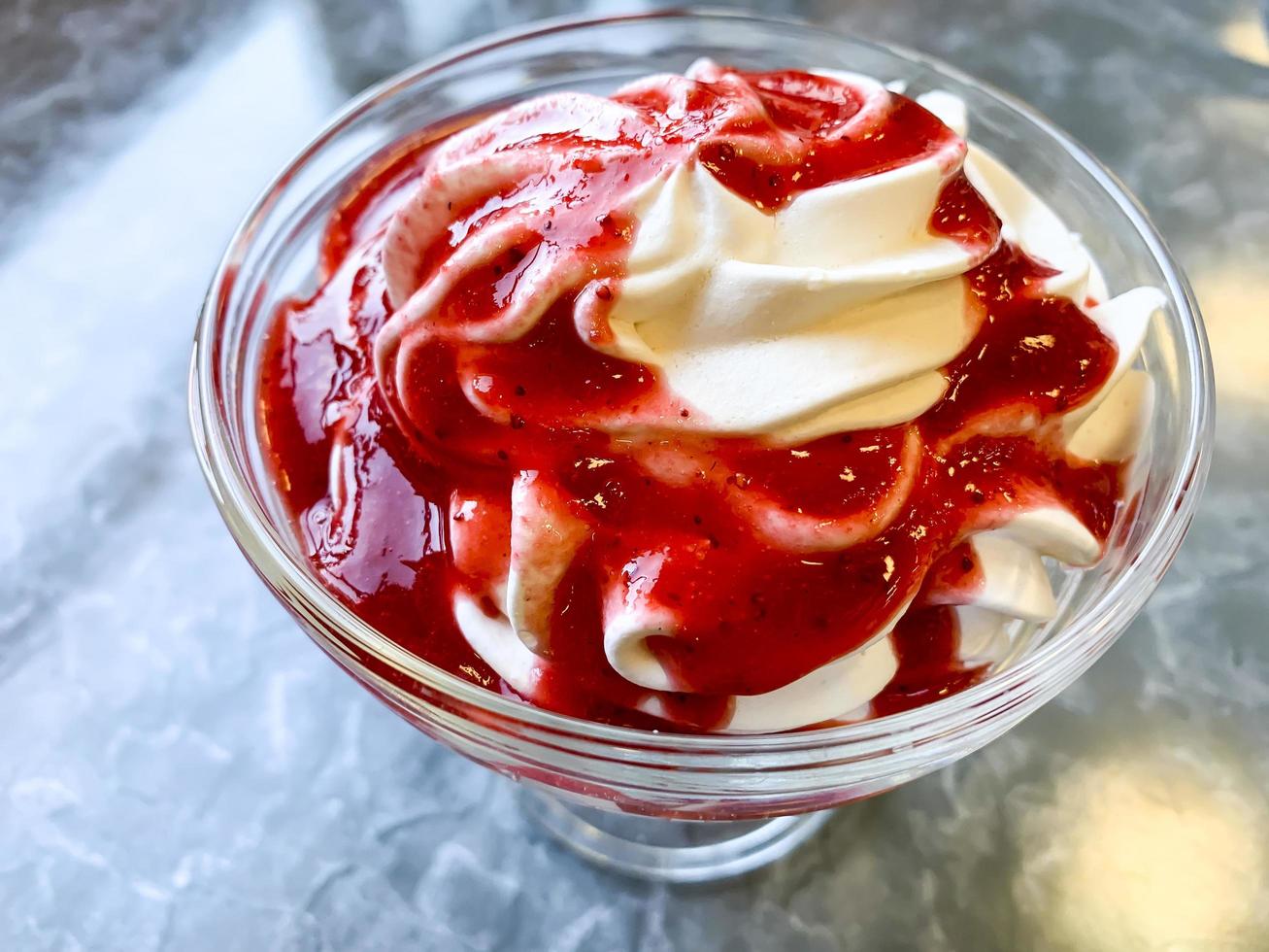 dessert avec chantilly, coulis de fraises. photo. photo