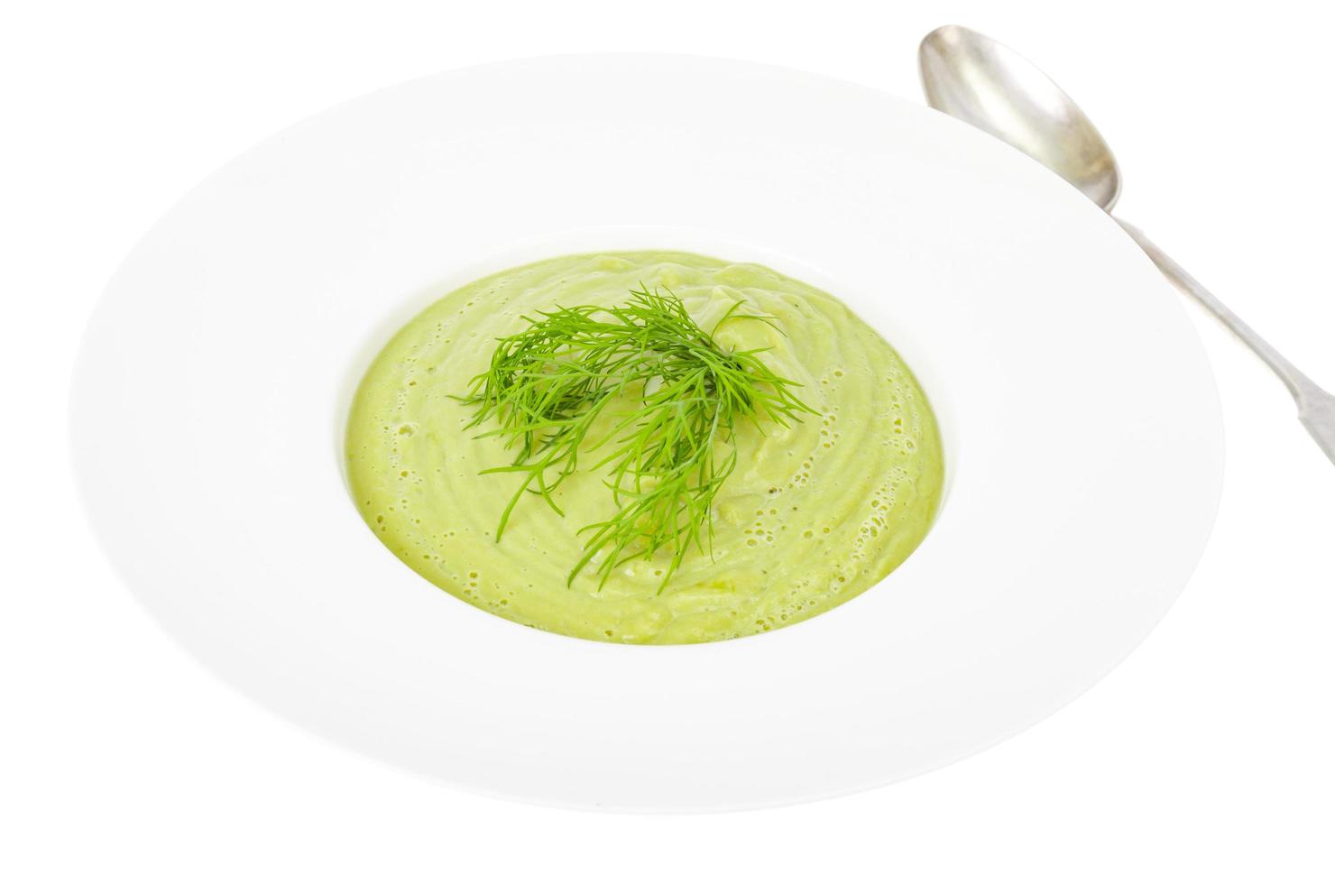 assiette blanche avec soupe à la crème de légumes verts, plat diététique sain. photo