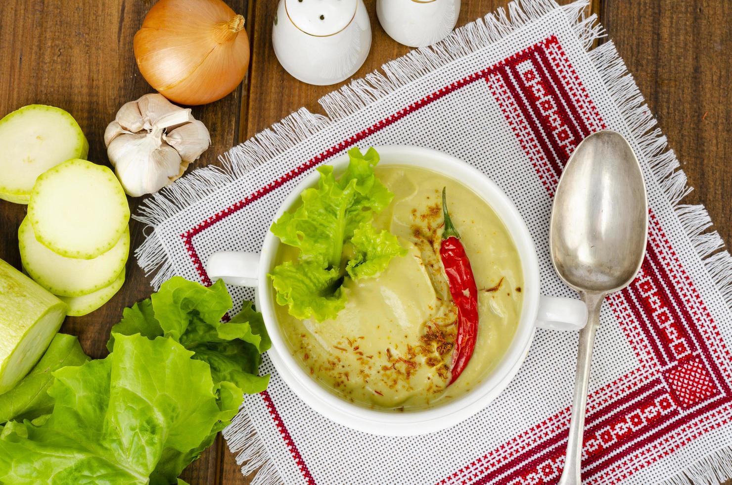 soupe de purée de légumes végétarienne épicée couleur verte, alimentation saine. photo