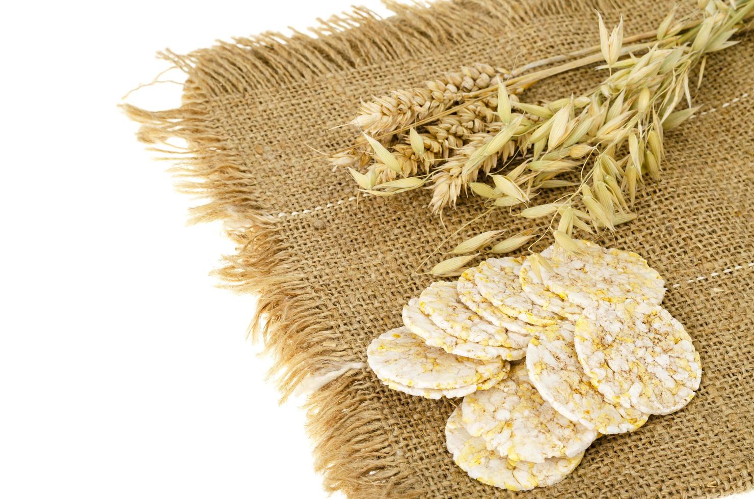 craquelins multi-céréales, concept d'alimentation saine isolé sur blanc. photo