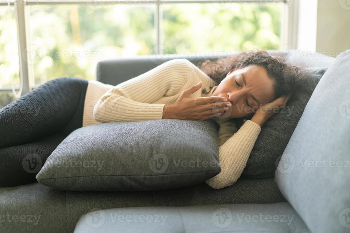 femme latine dormant sur un canapé photo