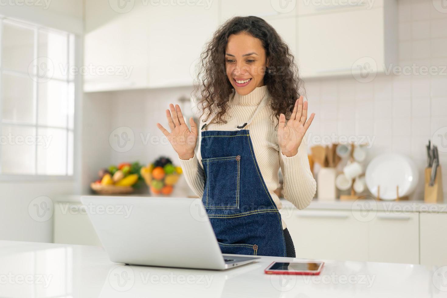 femme latine filmant une vidéo et cuisinant dans la cuisine photo