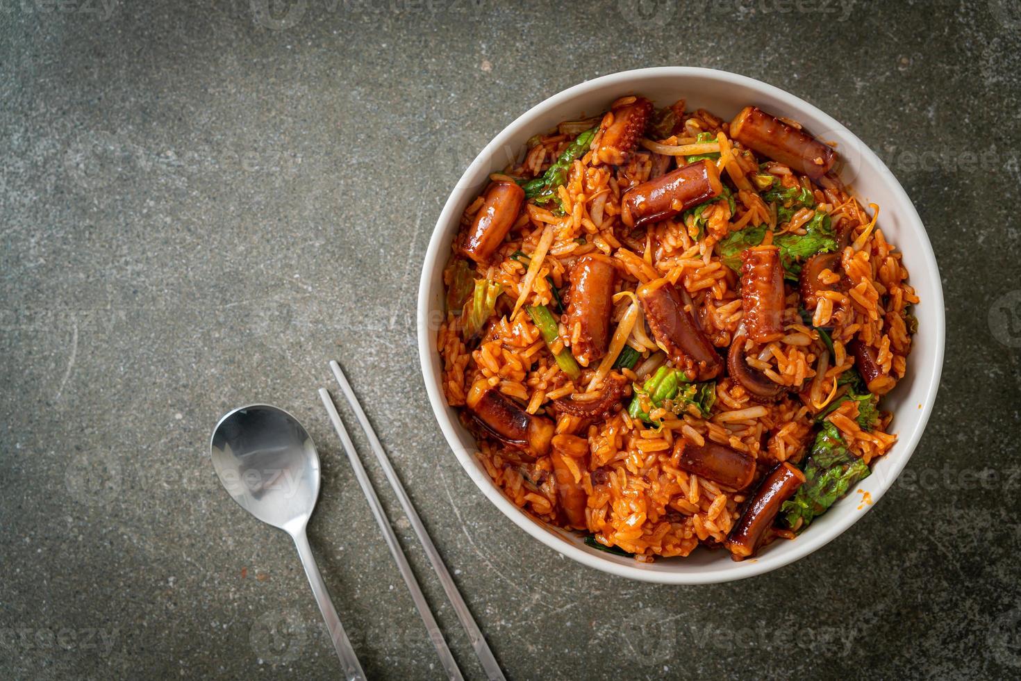 calamars ou poulpes sautés avec bol de riz sauce coréenne épicée photo