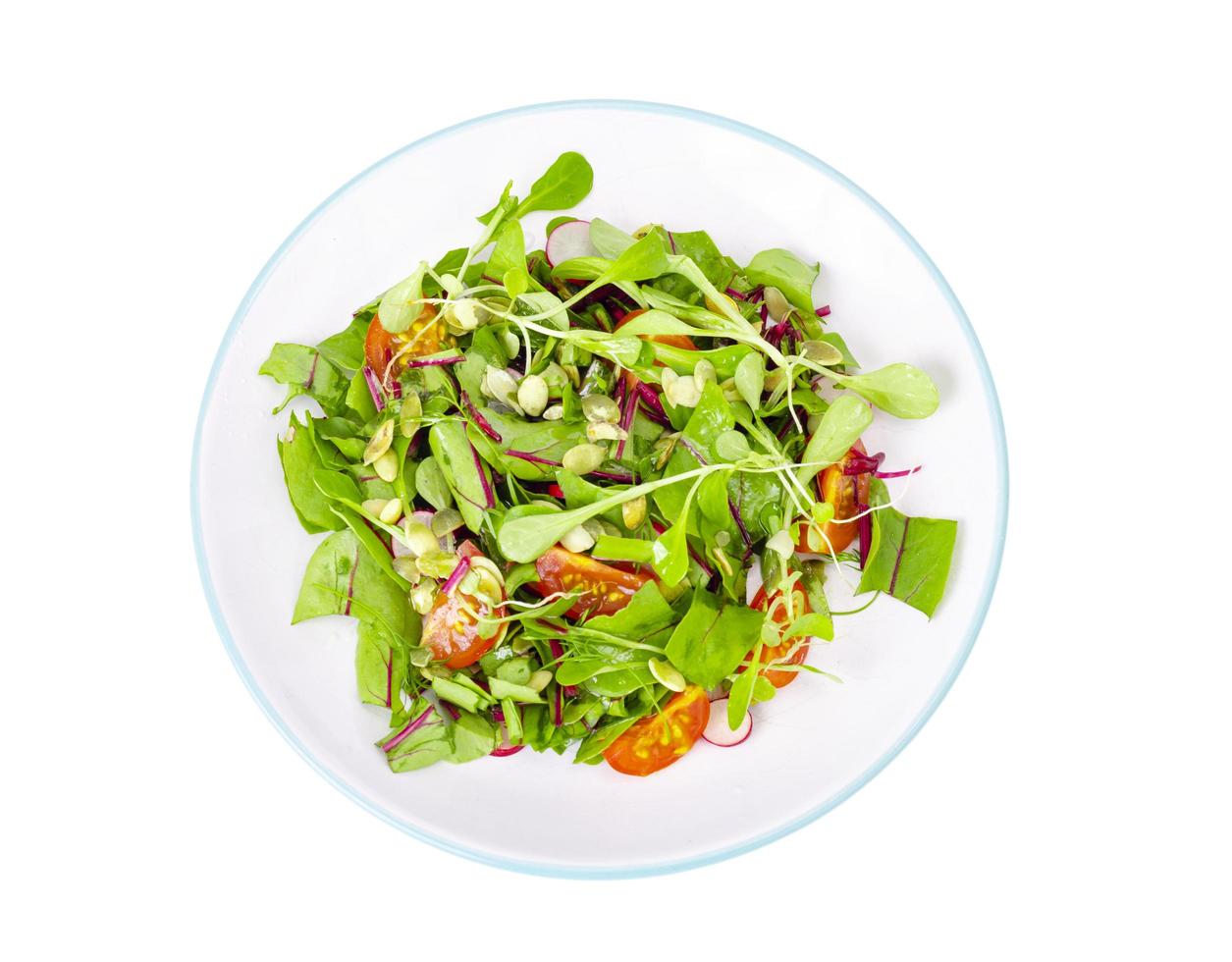 salade de jeunes feuilles de betterave, cerise, radis et graines de citrouille. photo