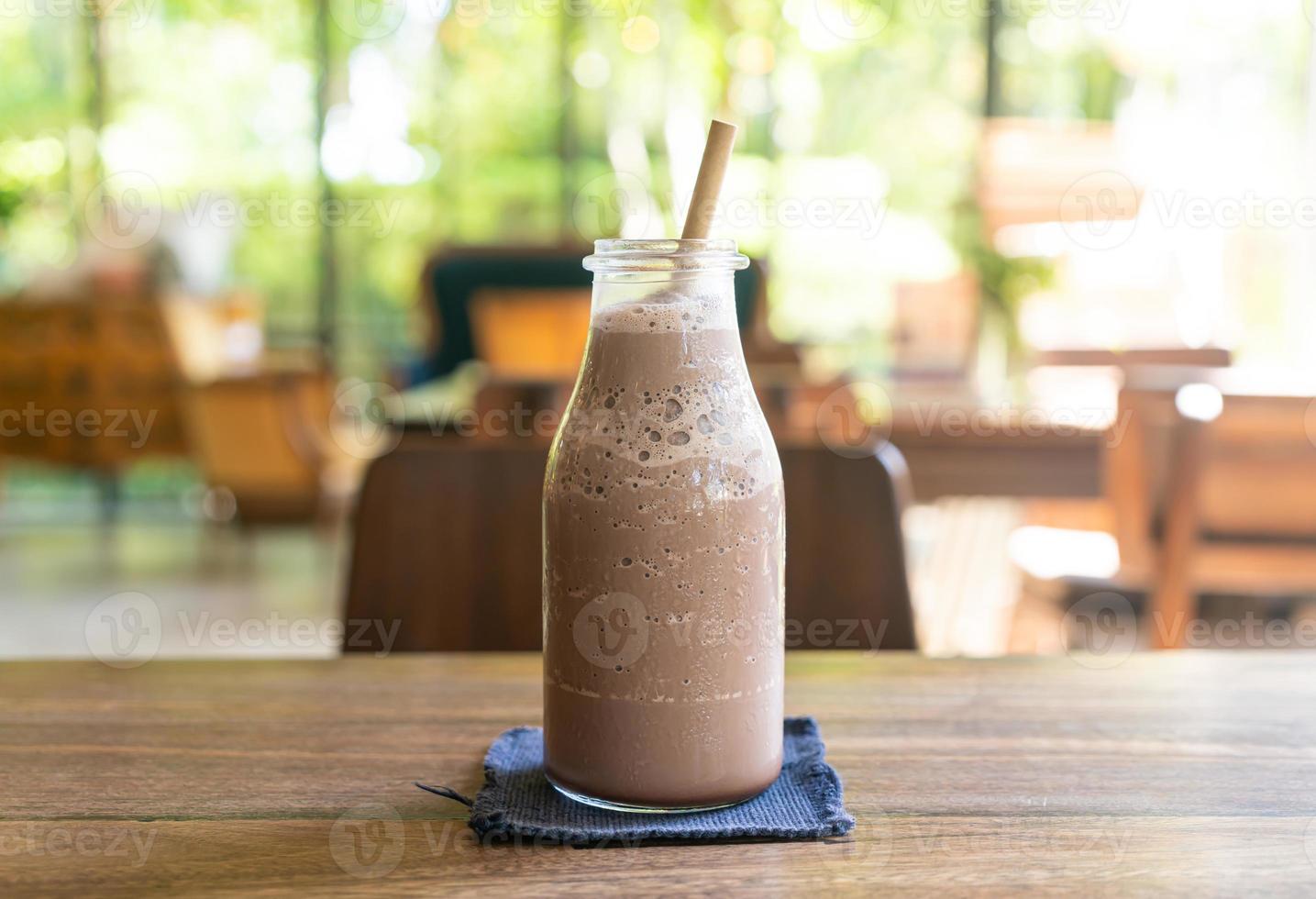 frappé ou mélange de milkshake au chocolat glacé photo