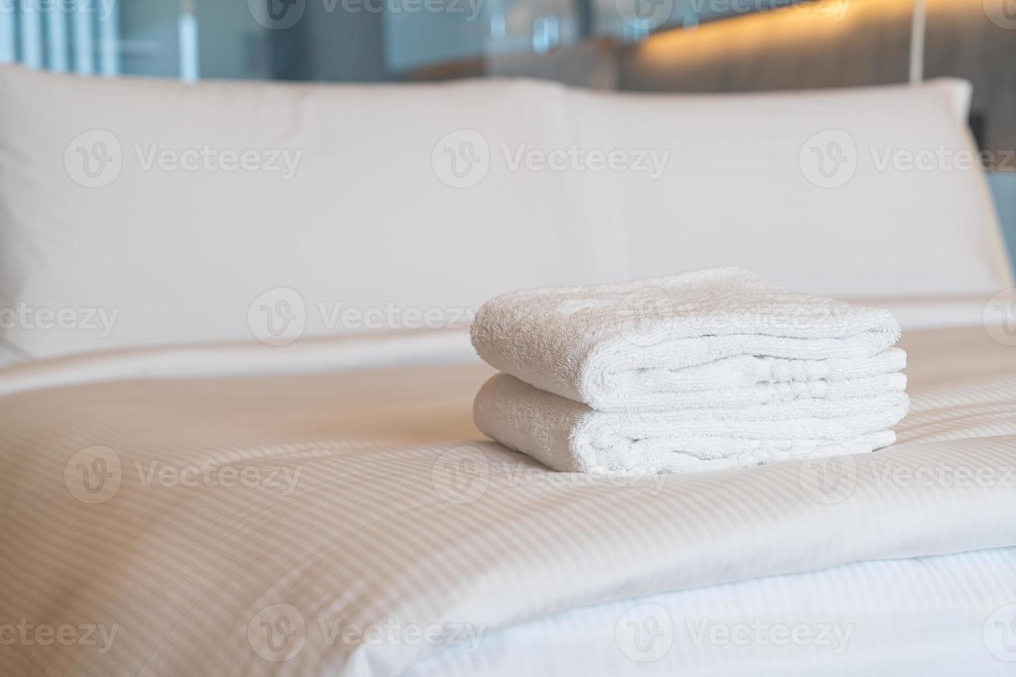serviette de douche blanche sur le lit photo