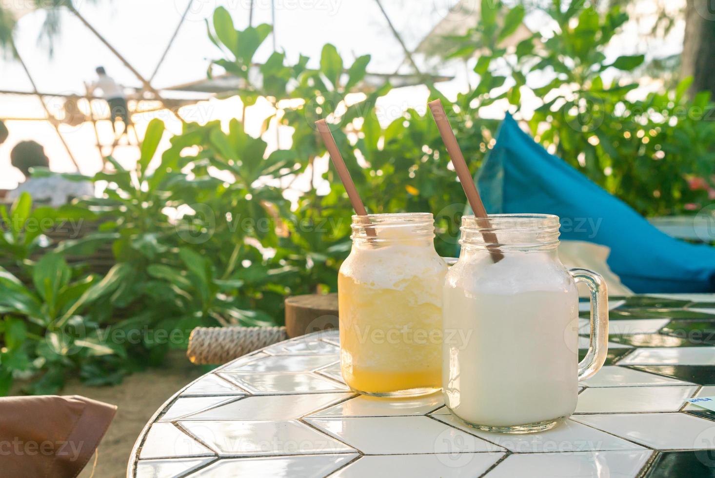 pot de smoothie à la noix de coco sur table photo