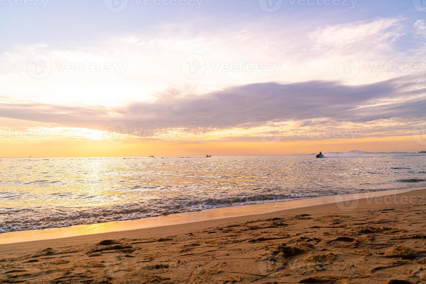 belle plage tropicale et mer avec ciel crépusculaire photo