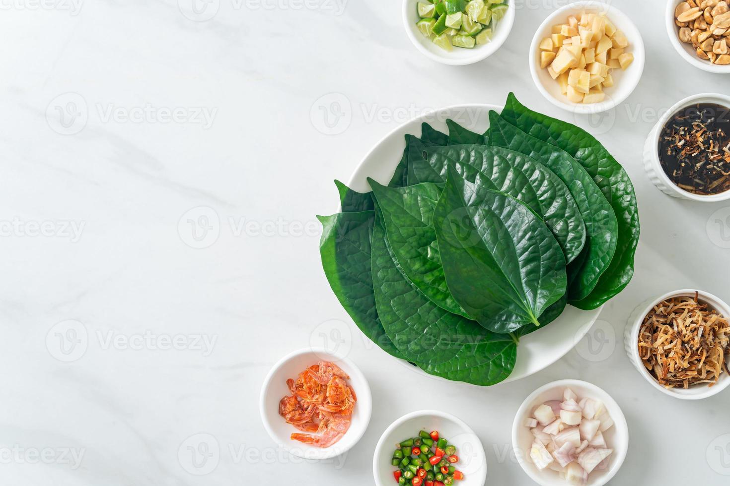 miang kham - un apéritif d'enveloppement de feuilles royales photo