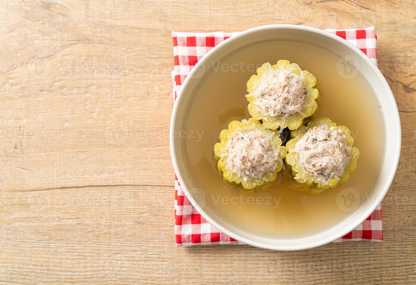 courge amère farcie avec soupe de porc haché assaisonné photo