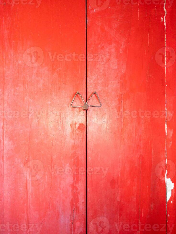 le rouge en bois porte fermé à clé par une cadenas photo