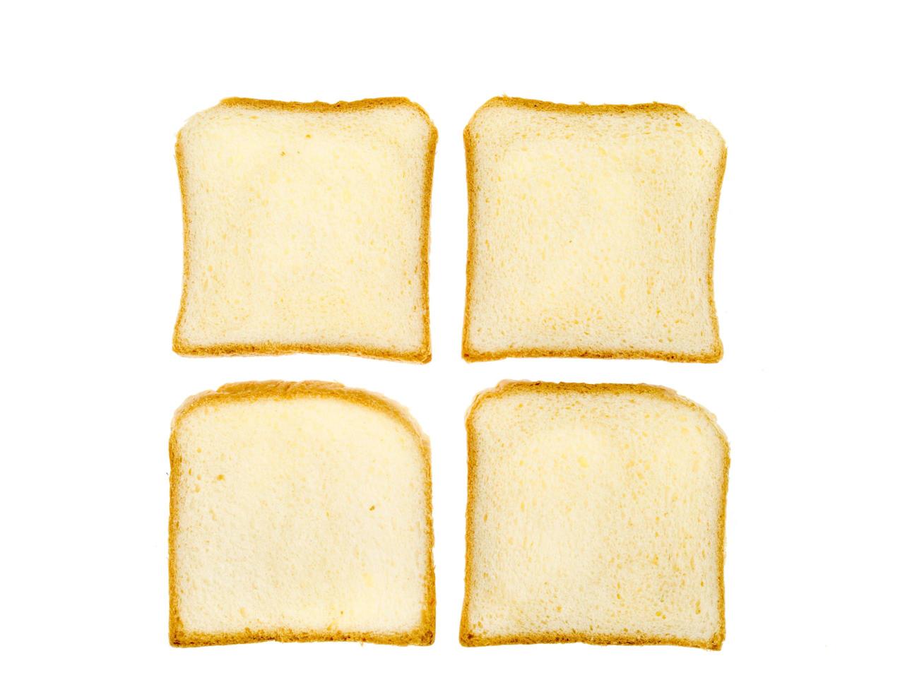 morceaux de pain de blé grillé carré isolé sur fond blanc. photo