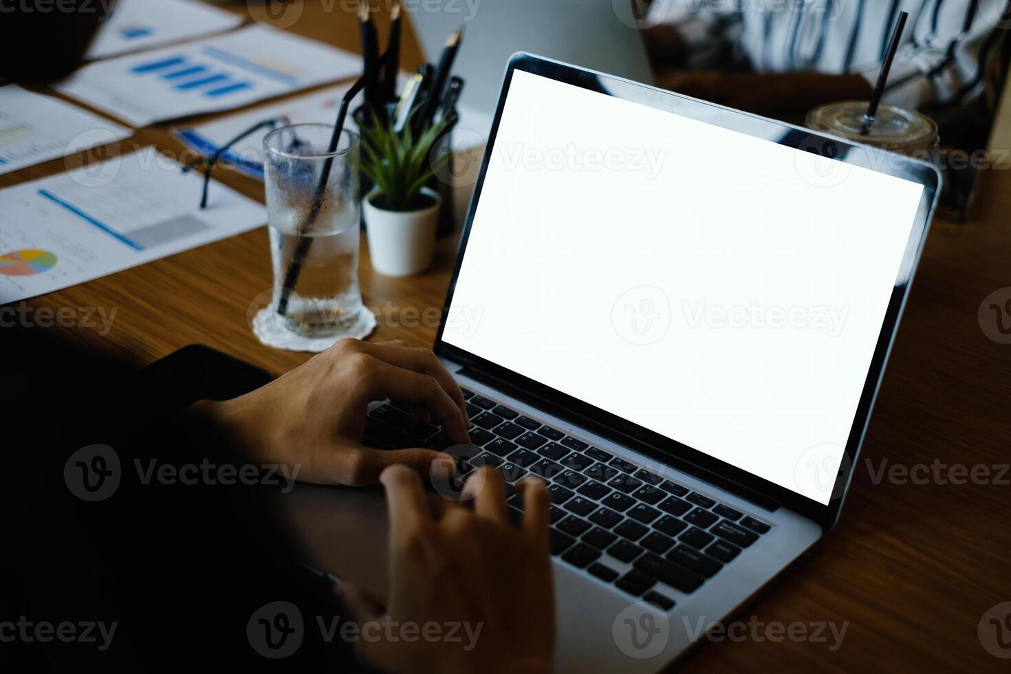 conférence, en ligne réunion appel, portrait de affaires femme à la recherche à portable ordinateur écran travail ou en train de regarder séminaire en ligne sur portable dans lieu de travail. photo