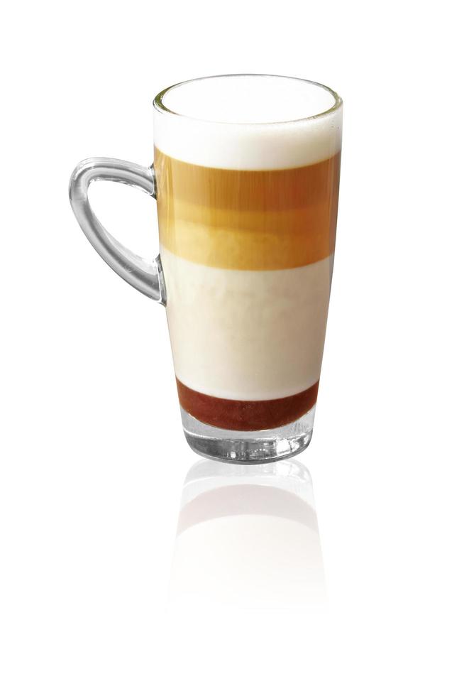 Latte chaud en verre sur fond blanc photo