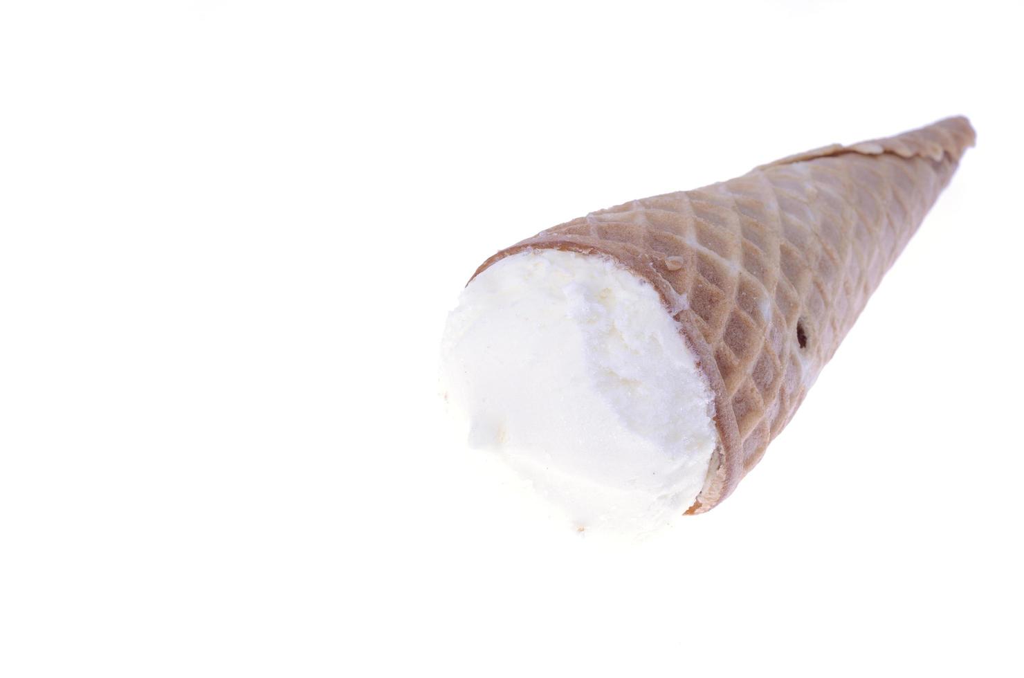 cornet de gaufre avec de la crème glacée blanche, isolé photo