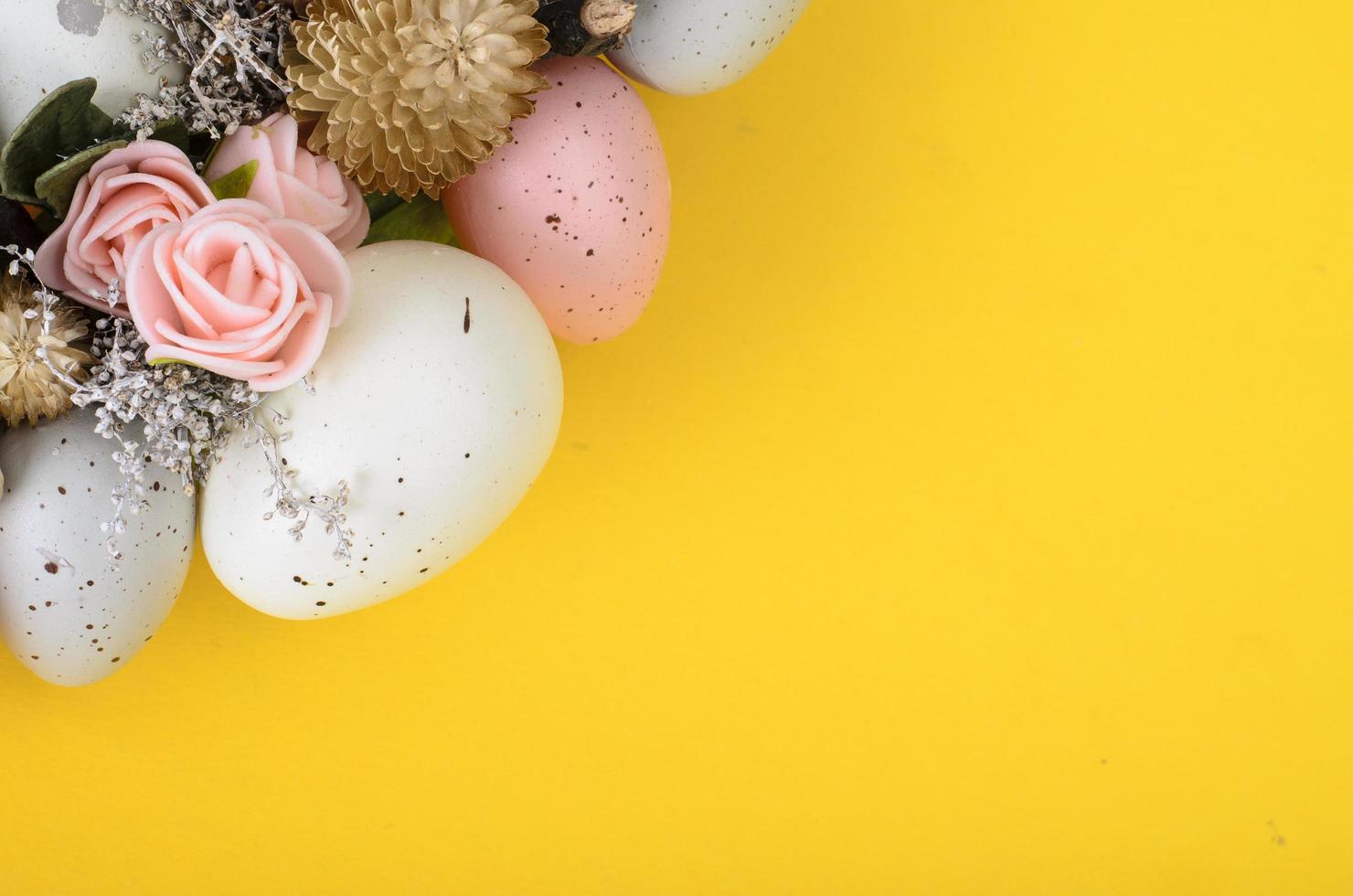 couronne de pâques d'oeufs décoratifs colorés, fleurs photo