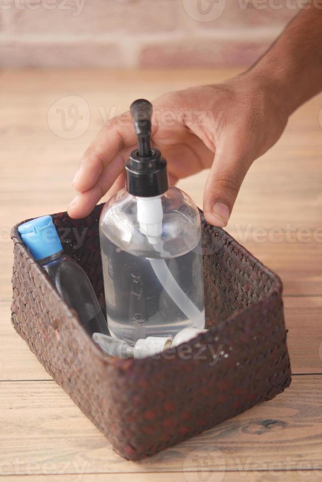 gros plan de nombreux désinfectant pour les mains dans une boîte sur la table photo