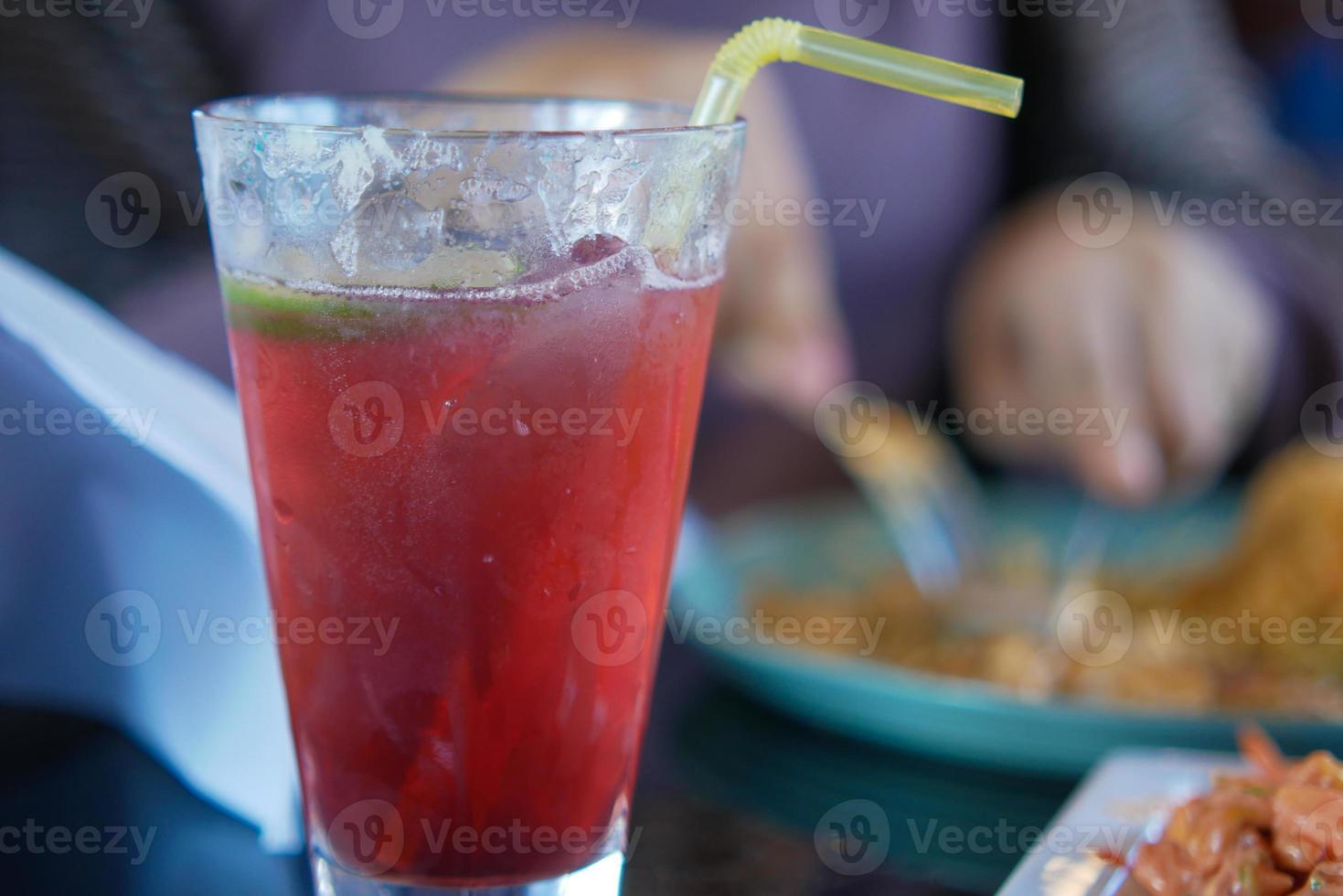 jus de grenade dans un grand verre sur table photo