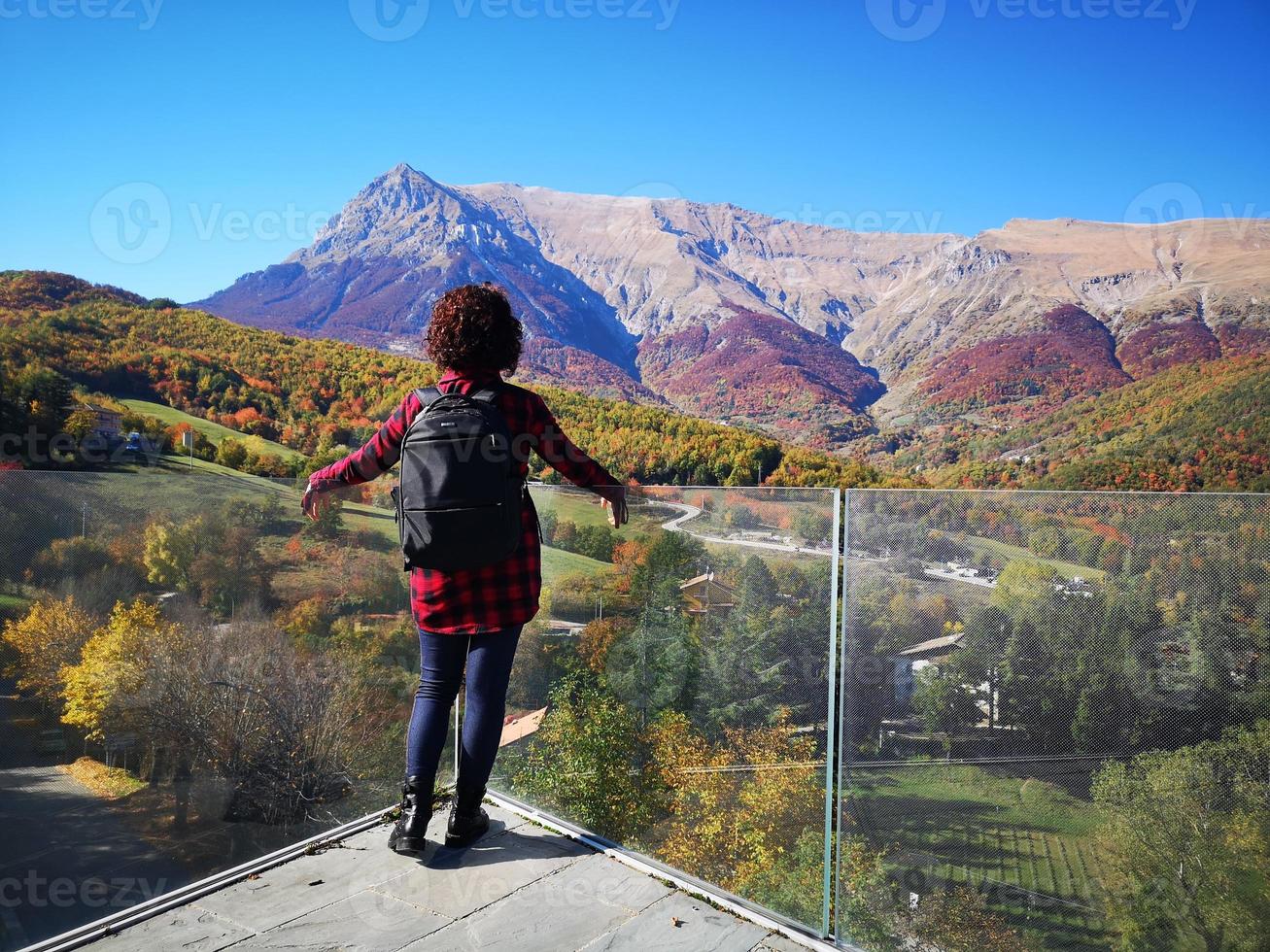 touriste admire la montagne vettore en automne dans le parc sibillini photo