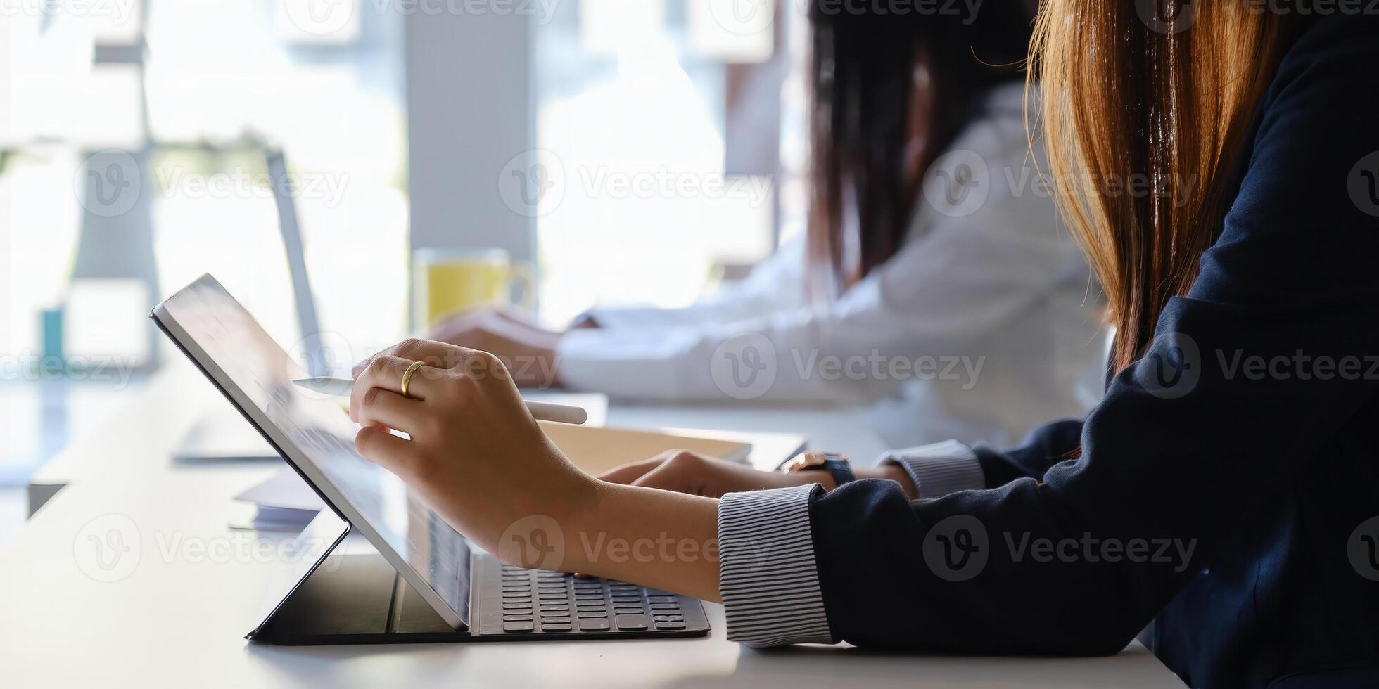 Jeune Créatif designer en portant style et main montrer du doigt à tablette tandis que séance à Accueil Bureau avec sa équipe. travail de Accueil concept. photo