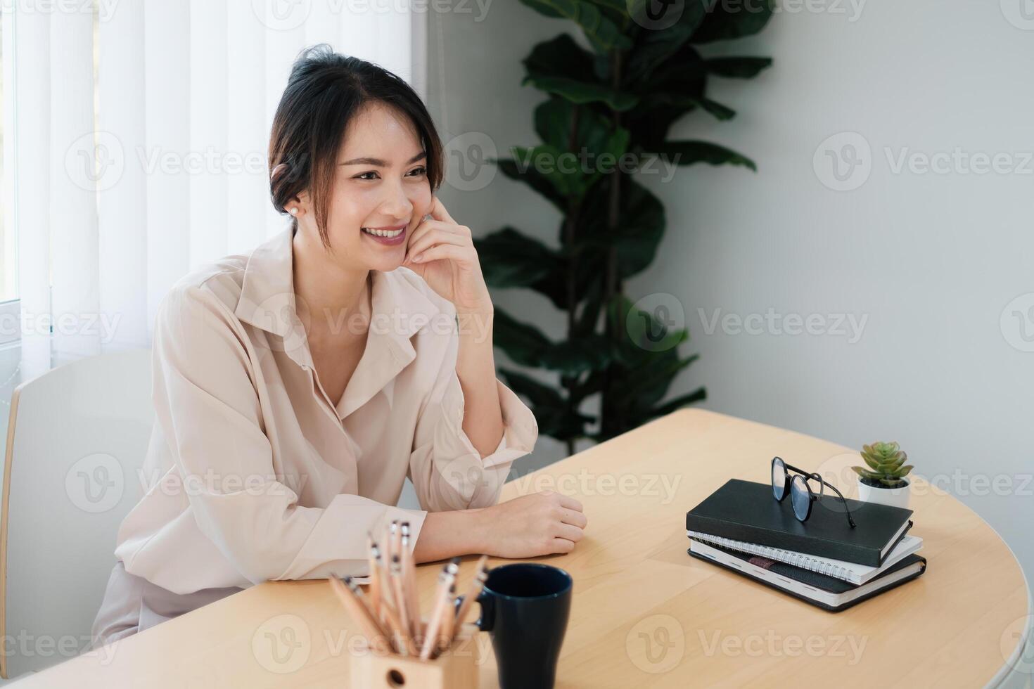 portrait de content femme séance à sa bureau. attrayant Jeune sur de soi affaires femme ou comptable souriant et avoir idée pour sa gros projet. photo