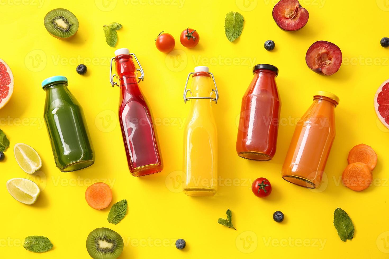 bouteilles de jus sains, fruits et légumes sur fond de couleur photo